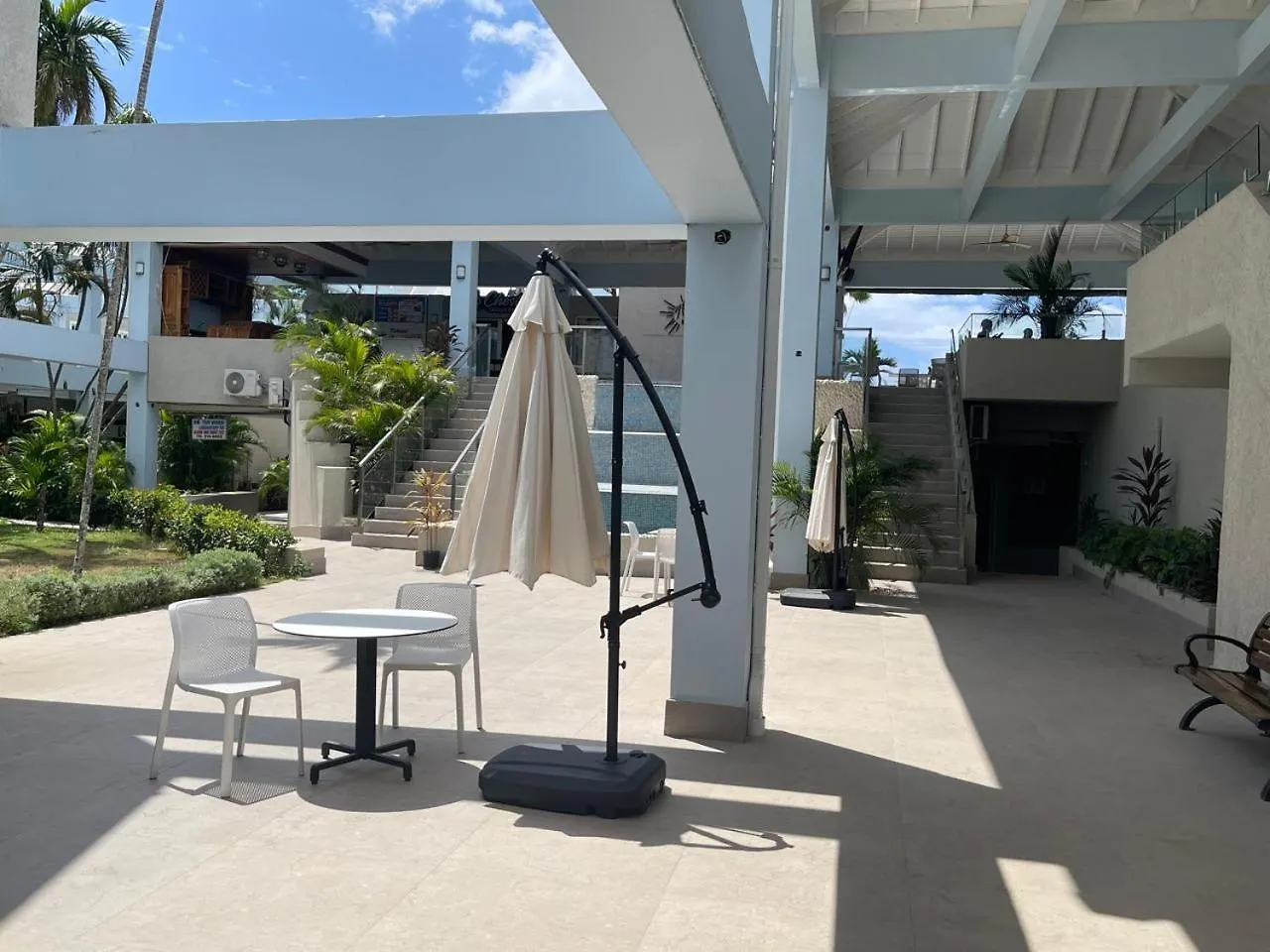 Oceanfront Condo W/ Free Parking + High Speed Wifi ネグリル
