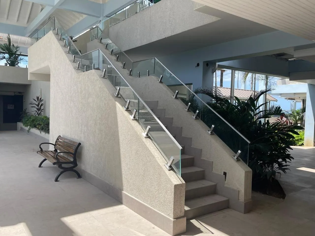 Oceanfront Condo W/ Free Parking + High Speed Wifi ネグリル