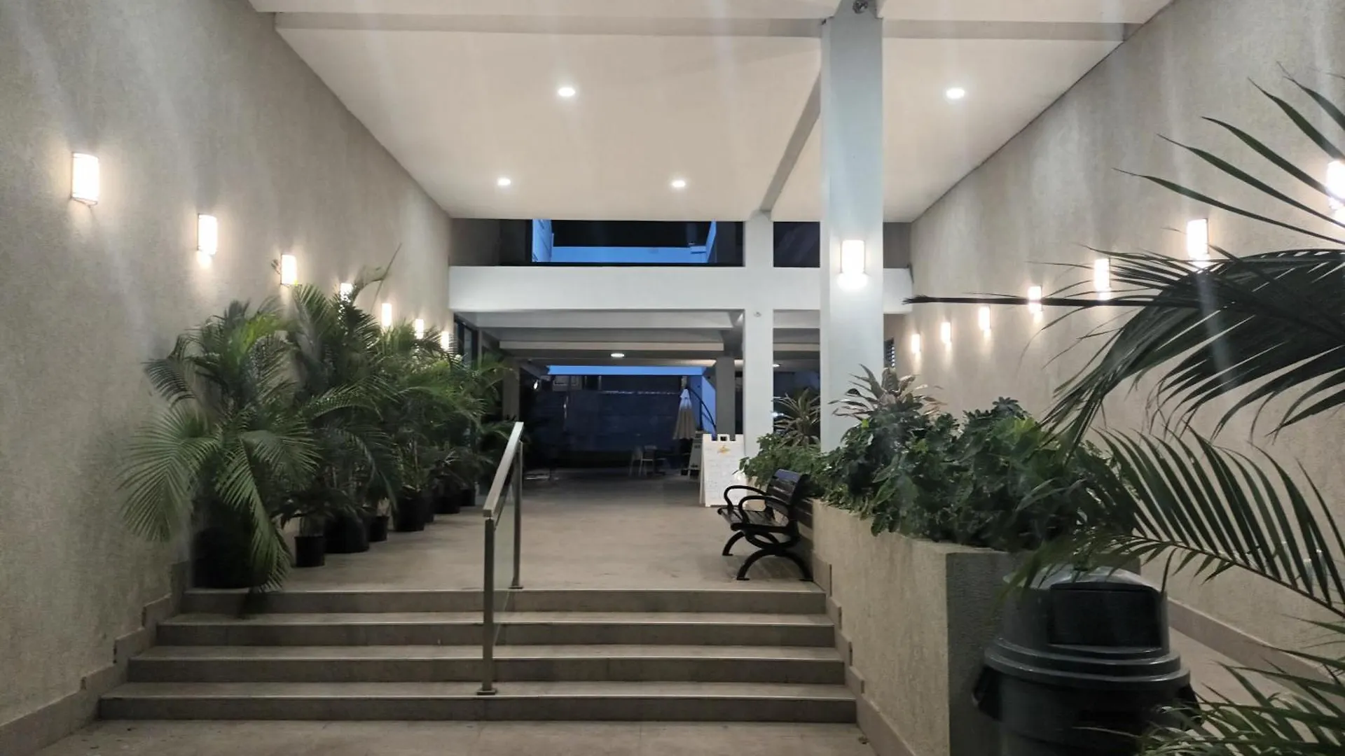 Oceanfront Condo W/ Free Parking + High Speed Wifi ネグリル ジャマイカ